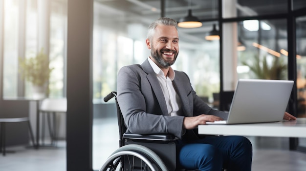 Geschäftsmann im Rollstuhl arbeitet am Laptop im modernen weißen Büro