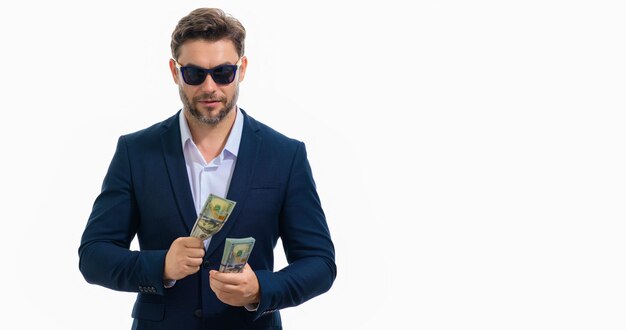 Geschäftsmann im T-Shirt mit Bargeld-Dollar-Banknoten isoliert auf gelbem Studiohintergrund Hundert-Dollar-Schein-Finanzkonzept