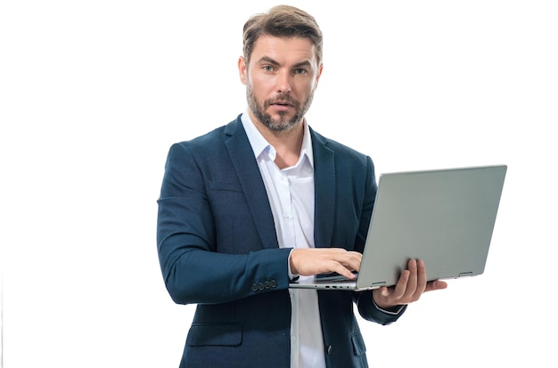 Geschäftsmann in Anzug mit Laptop Männlicher Geschäftsmann Arbeiter beobachtet Video auf Computer Laptop Ernsthafter Mann hält Laptop Computer Mann in Brille arbeitet mit Laptops Studio isoliertes Porträt auf Weiß