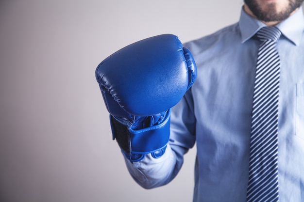 Geschäftsmann in Boxhandschuhen. Geschäft, Macht, Sport