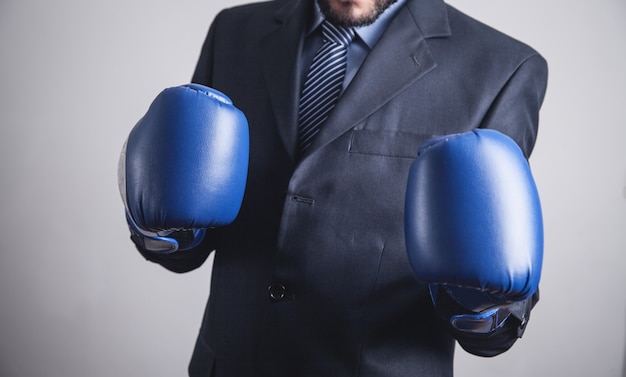 Geschäftsmann in Boxhandschuhen. Geschäft