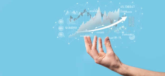 Geschäftsmann in der Hand halten Bankgeschäftsfinanzdiagramm und investieren in Börseninvestitionspunkt, Wirtschaftswachstum und Investorenkonzept. Virtuelles Börsendiagramm analysieren, mithilfe von Technologie analysieren