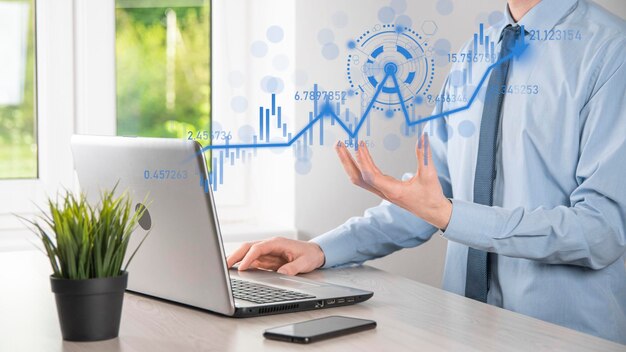 Geschäftsmann in der Hand halten Bankgeschäftsfinanzdiagramm und investieren in Börseninvestitionspunkt, Wirtschaftswachstum und Investorenkonzept. Virtuelles Börsendiagramm analysieren, mithilfe von Technologie analysieren