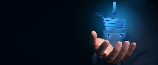 Geschäftsmann in der Hand halten Warenkorb-Symbol Online-Shopping-Konzept
