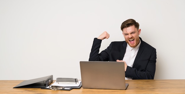 Geschäftsmann in einem Büro, das starke Geste tut