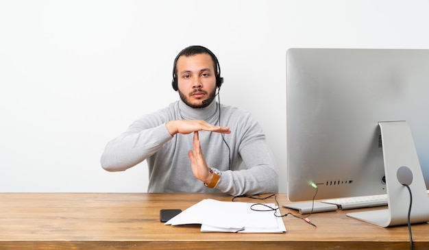 Geschäftsmann in einem Büro mit seinem PC