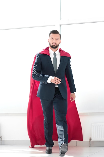 Geschäftsmann in einem roten Superhelden-Mantelfoto mit Kopierraum