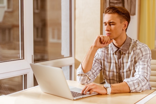 Geschäftsmann in Freizeitkleidung mit Laptop.