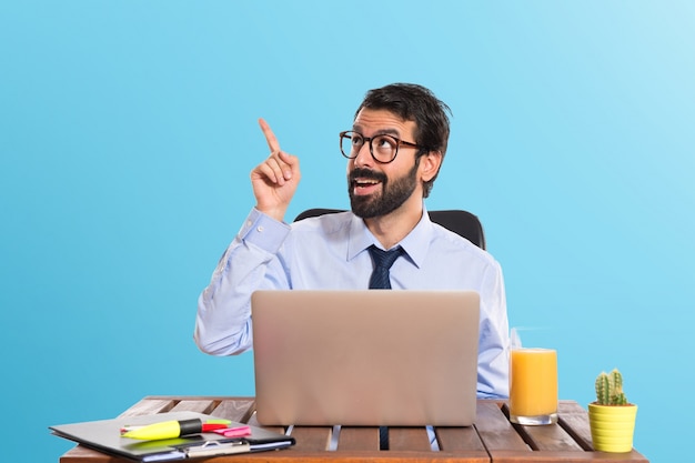 Geschäftsmann in seinem Büro Denken über weißen Hintergrund auf bunten Hintergrund