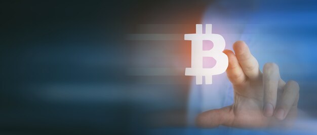 Geschäftsmann klickt auf das Bitcoin-Symbol auf dem Bildschirm