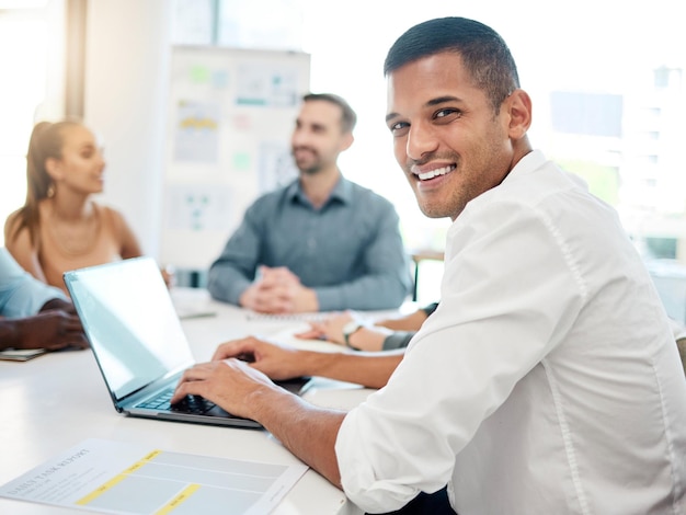 Geschäftsmann Laptop und Lächeln für Management-Meetings oder Marketing-Diskussionen oder Planungen im Büro Fröhlicher Mitarbeiter, der sich Notizen oder Minuten für Gespräche am Computer am Arbeitsplatz macht