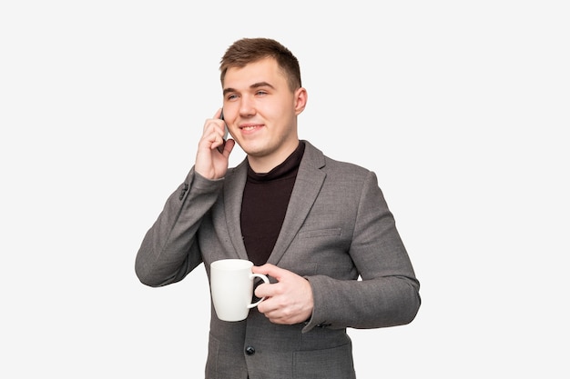 Geschäftsmann Lebensstil. Professionelle Kommunikation. Fröhlicher Manager, der Telefonanrufkaffee lokalisiert auf Weiß hat.