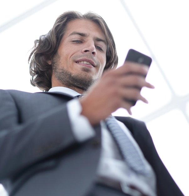 Geschäftsmann liest SMS auf dem Smartphone