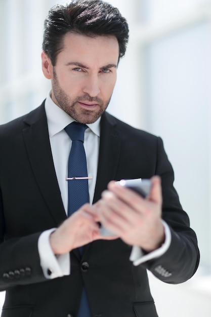 Geschäftsmann liest SMS auf Smartphonepeople und Technologie