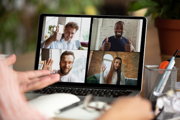 Geschäftsmann, manager vor monitor während online-konferenz mit kollegen und team. arbeiten von zu hause während der coronavirus- oder covid-19-quarantäne