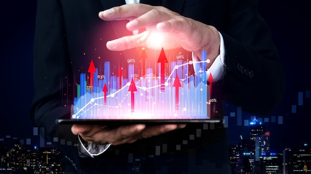 Geschäftsmann mit Berichtsdiagramm bis zum finanziellen Gewinnwachstum von Aktienmarktinvestitionen.