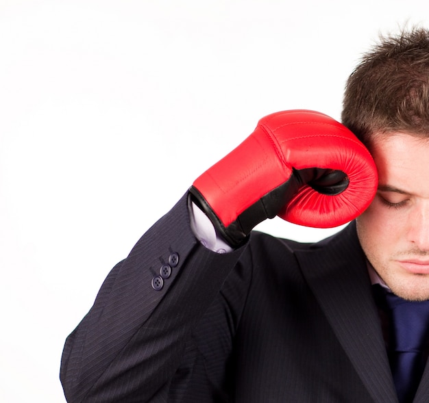 Geschäftsmann mit Boxhandschuhen zu seinem Kopf