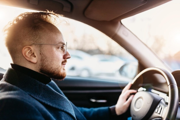 Geschäftsmann mit Brille fährt, Luxusfahrer.