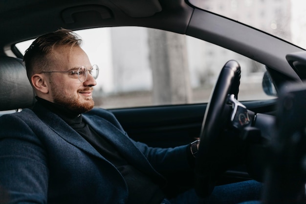 Geschäftsmann mit Brille fährt, Luxusfahrer.