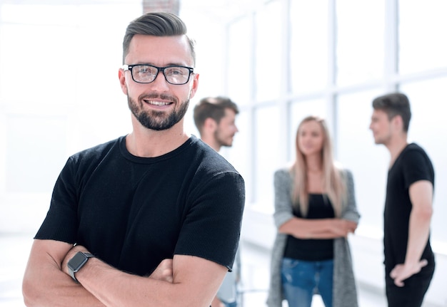 Geschäftsmann mit Brille in Freizeitkleidung