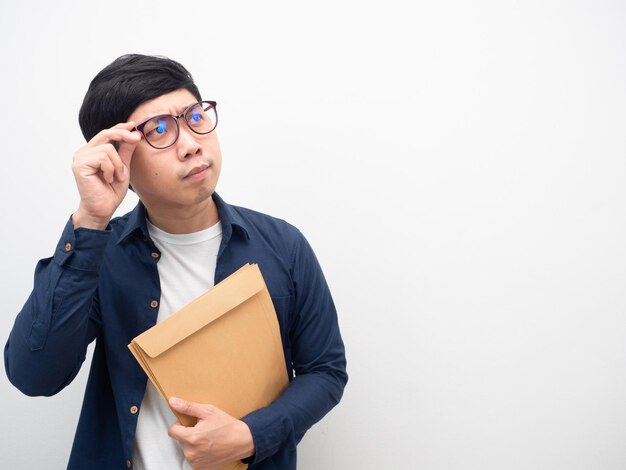 Geschäftsmann mit Brille mit Umschlag und Blick auf den Kopierraum