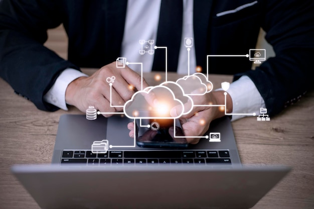 Geschäftsmann mit Cloud-Computing-Diagramm zeigen auf der Hand Cloud-Technologie Datenspeicherung Netzwerk- und Internet-Service-Konzept
