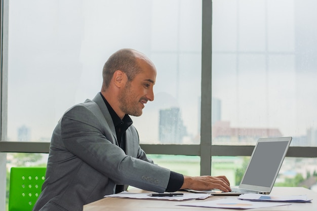 Geschäftsmann mit Computer-Laptop-Arbeitstechnologie