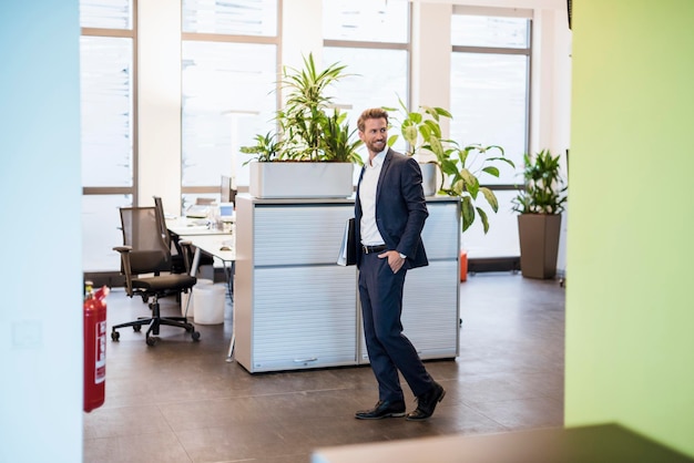 Geschäftsmann mit Dateien im Büro