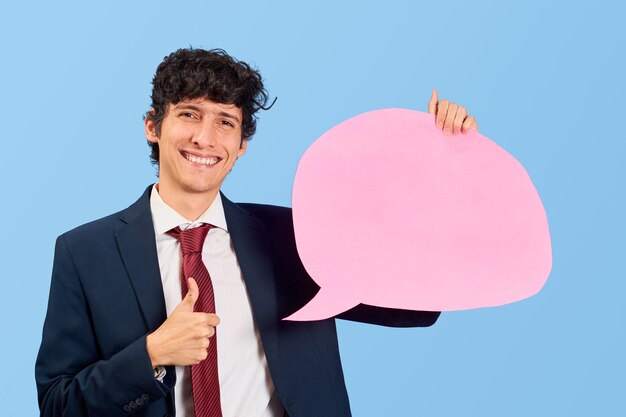 Geschäftsmann mit Dialogblase oder Dialogballon in blauer Flachlage