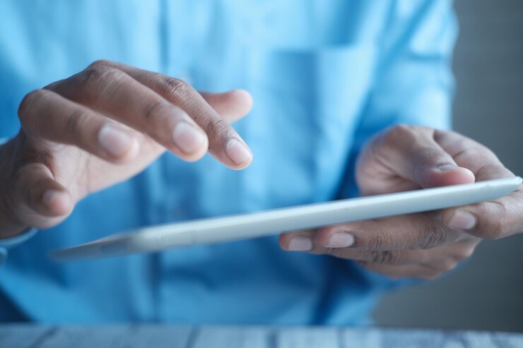 Geschäftsmann mit digital-Tablette auf dem Schreibtisch