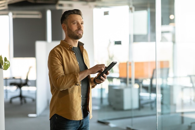 Geschäftsmann mit digitalem Tablet-Browsing-Internet im modernen Büro