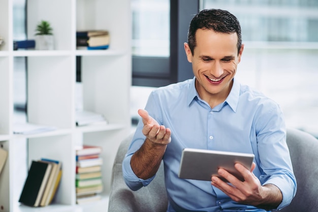 Geschäftsmann mit digitalem Tablet