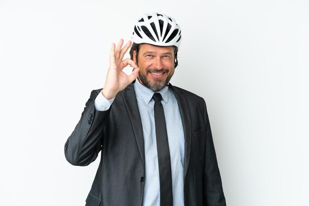 Geschäftsmann mit einem Fahrradhelm isoliert auf weißem Hintergrund, der ein Ok-Zeichen mit den Fingern zeigt