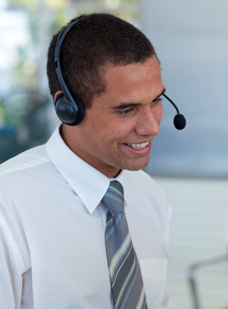 Geschäftsmann mit einem Kopfhörer an in einem Call-Center