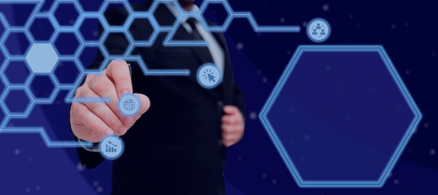 Geschäftsmann mit einem Stift und zeigt auf digitale Symbole in einem leuchtenden Hexagon-Muster Mann in einem Anzug, der entscheidende digitale Informationen und drahtlose Technologie anzeigt