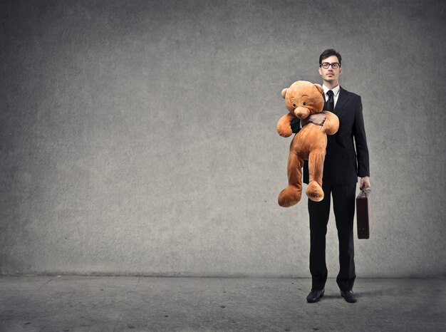 Geschäftsmann mit einem Teddybären