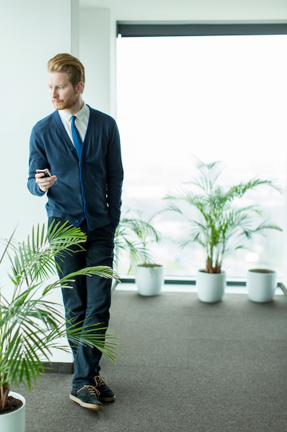 Geschäftsmann mit einem Telefon