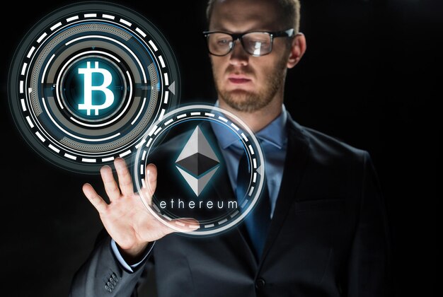 Geschäftsmann mit Ethereum- und Bitcoin-Hologrammen