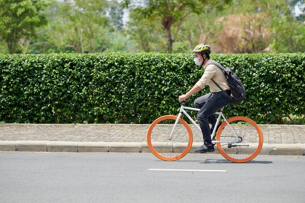 Geschäftsmann mit Fahrrad