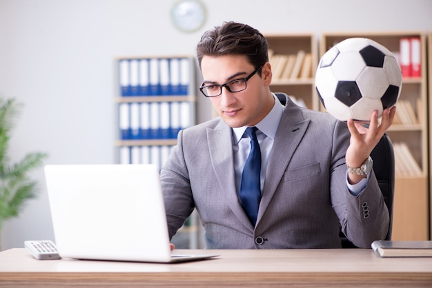 Geschäftsmann mit Fußball im Büro