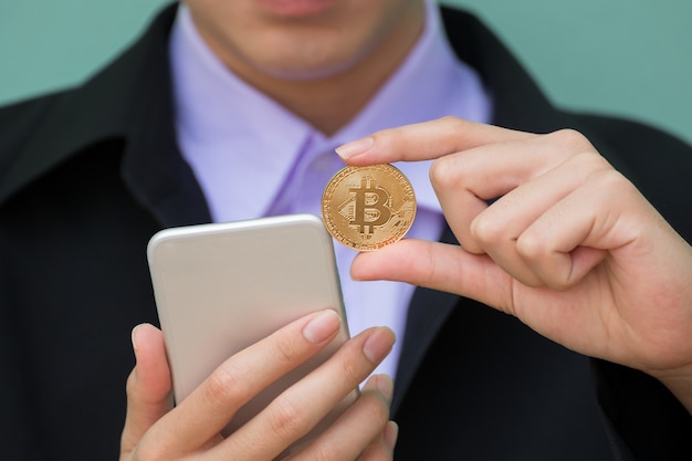 Geschäftsmann mit goldener bitcoin digitaler Währungsaktienbörse