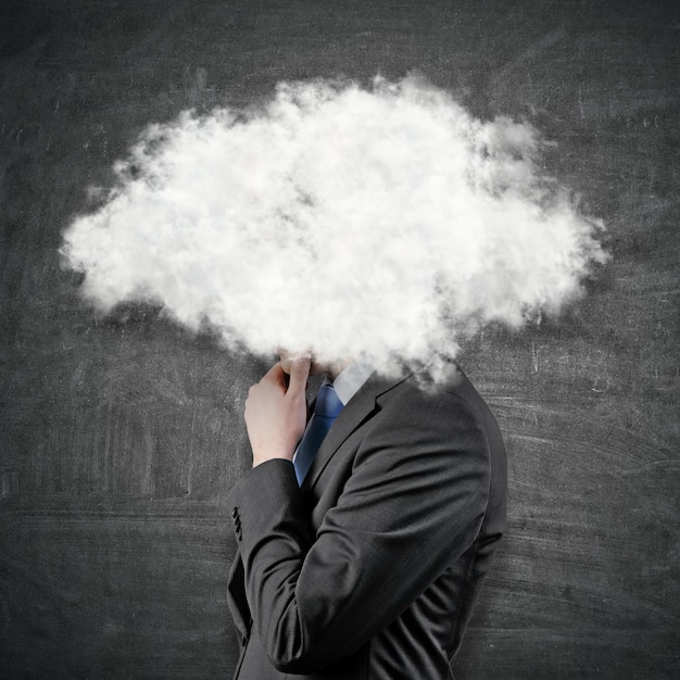Geschäftsmann mit Kopf in den Wolken