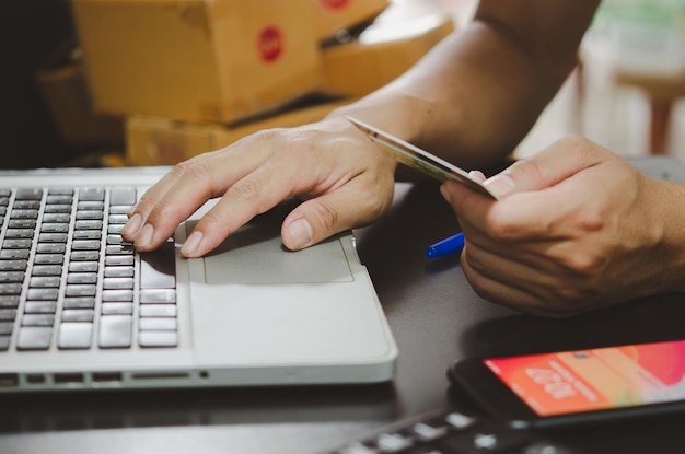 Foto geschäftsmann mit kreditkarte online-shopping internet-banking-konzept-technologie