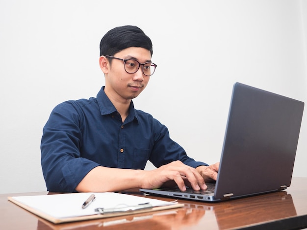 Geschäftsmann mit Laptop am Arbeitsplatztisch im Zimmer