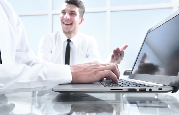 Geschäftsmann mit Laptop-Computer