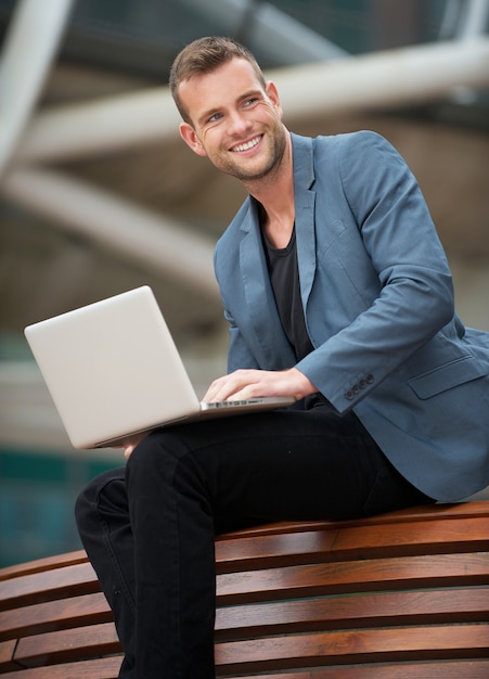 Geschäftsmann mit Laptop draußen