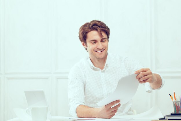 Geschäftsmann mit Laptop mit Tablet und Stift