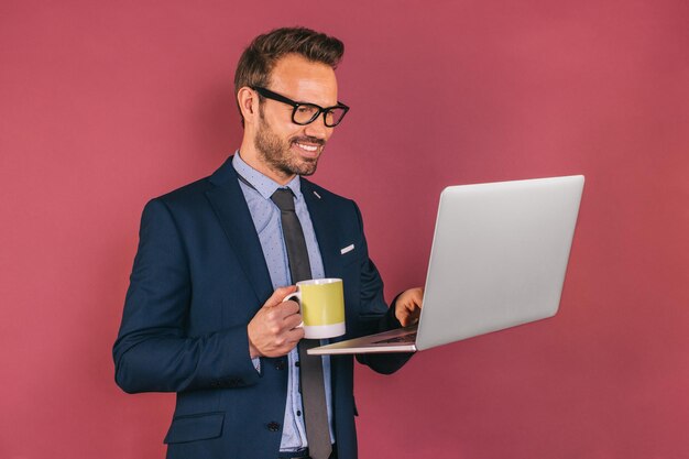 Geschäftsmann mit Laptop und Kaffeetrinken