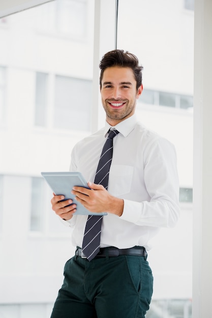 Geschäftsmann mit Laptop und Notizen