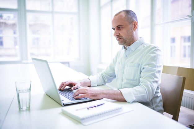 Geschäftsmann mit Laptop